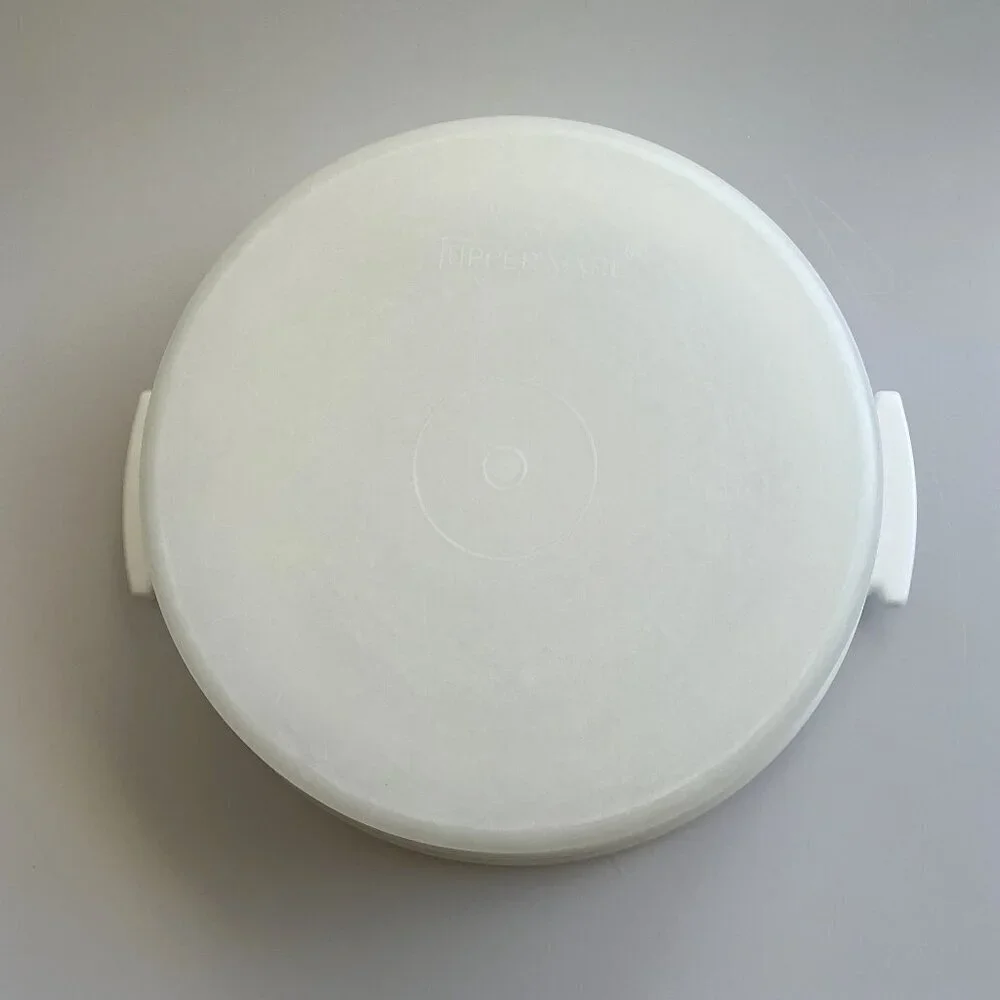 VINTAGE TUPPERWARE CAKE TAKER